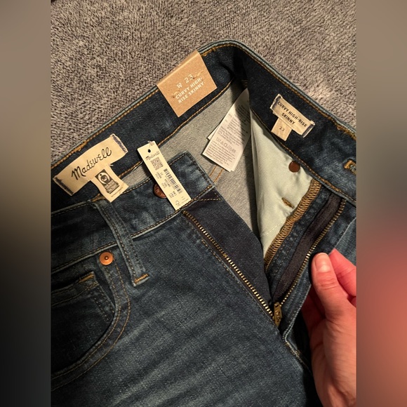 Curvy High-Rise Skinny Jeans in Lanette Wash - Picture 3 of 6